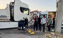 Tır ile motosiklet çarpıştı: 1 ölü