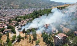 Tokat’ta boş arazide çıkan yangın evlere sıçramadan söndürüldü