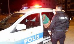 Üçüncü kez alkollü yakalandı, polis aracının arkasına saklandı