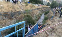Ümraniye’de otomobiller çarpıştı, araçlardan biri dereye düştü