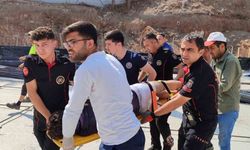 Vücuduna demir saplanan işçiyi itfaiye ekibi kurtardı
