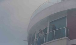 Yangın çıkan binada mahsur kaldıkları balkonda kurtarılmayı beklediler