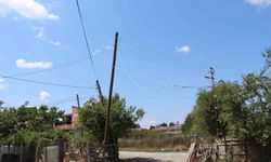 Yıkılmak üzere olan elektrik direği mahalleliyi korkutuyor