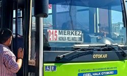 Yolcuyu demir sopa aile kovaladığı iddia edilen otobüs şoförü, polis gelince bıçağını boynuna dayadı
