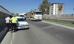 Yolu karıştırarak alt geçide giren yaşlı adama otomobil çarptı