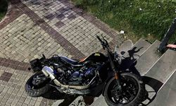Yolun karşısına geçmeye çalışan yayalara motosiklet çarptı: 1’i ağır 4 yaralı