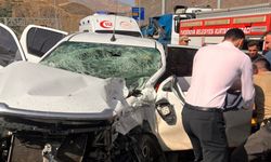 Yüksekova-Van kara yolunda trafik kazası: 3 yaralı