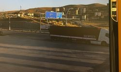 Yüksekova’da sinyalizasyon direğine çarpan tır güvenlik kamerasına yansıdı