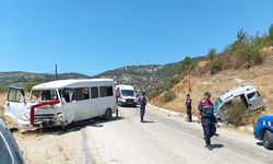 İşçi minibüsü ile hafif ticari araç çarpıştı: 14 yaralı