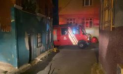 İstanbul'da 3 katlı binanın çatısında yangın