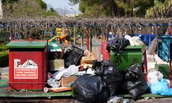 İzmir'de çöplerin toplanmaması tepkilere neden oluyor
