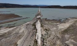 Barajda su seviyesi düştü: Eski kara yolu ortaya çıktı