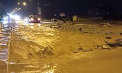 Sağanak yağış sele dönüştü