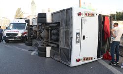 Ümraniye TEM Otoyolu'nda servis aracı devrildi: 8 yaralı