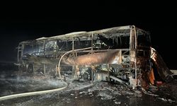 Seyir halindeki yolcu otobüsü alev alev yandı