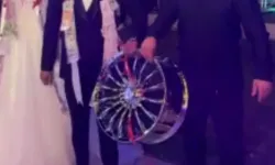 Düğünde gelin ve damada jant hediye edildi