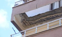 Korku dolu anlar: Beş katlı binanın balkonu çöktü