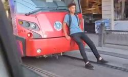 Bursa'da tramvayın arkasına oturarak yolculuk etti
