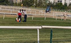 Bursa’da düşen jokeyin yerine koşan arkadaşı birinci oldu