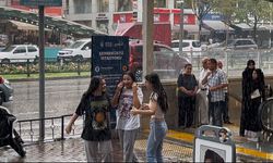 Bursa'da gençler yağmurun altında dans etti