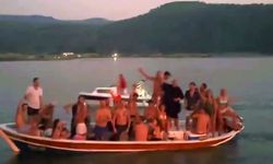 Hayranları tekneden, Mustafa Sandal kıyıdan şarkıya eşlik etti