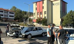 2 otomobil kafa kafaya çarpıştı