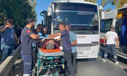 Tur otobüsüyle yolcu midibüsü çarpıştı: 2’si ağır 15 yaralı