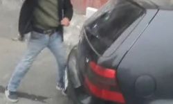 Alkollü şahıs hakaretler yağdırdığı esnafın aracına zarar verdi