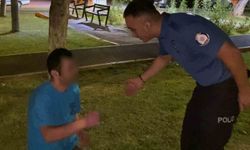 Alkolün etkisiyle parkta sızdı, kendisini uyandıran polise "Türk polisi şerefimizdir, elini öpebilir miyim" dedi