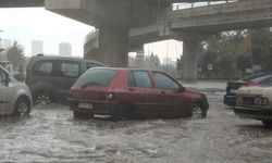 Ankara’da etkili olan sağanak trafikte aksamaya neden oldu