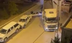 Ankara’da park halindeki otomobile çarpıp kaçan tır sürücüsü kameraya yansıdı