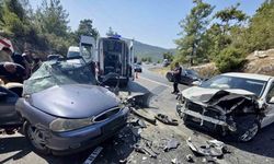 Antalya’da iki otomobilin çarpıştığı feci kazada 8 yaralı