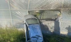 Antalya’da kontrolden çıkan otomobil muz serasına girdi: 1 yaralı