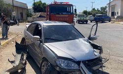 Antalya’da otomobil trafoya ve otobüs durağına çarptı: 1 yaralı