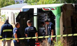 Antalya’da sürücüsü direksiyon başında rahatsızlanan elektrikli otobüs devrildi, sürücü hayatını kaybetti