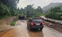 Arhavi’de heyelan riski nedeniyle tünel trafiğe kapatıldı