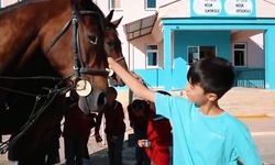 Atlı Jandarma timleri okul çevresinde devriye yaptı