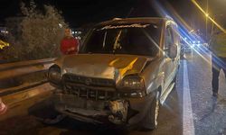 Aydınlatma direği otomobilin üzerine düştü: 2 yaralı