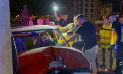 Aydınlatma direğine çarpan sürücü otomobilde sıkıştı: 3 yaralı