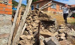 Balıkesir’de 4.9 büyüklüğünde depremde 2 metruk evde çökmeler meydana geldi