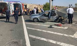 Bariyerlere çarpan otomobil hurdaya döndü: 5 yaralı