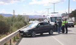 Bariyerlerle tırın arasında sıkışan otomobil metrelerce sürüklendi