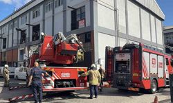 Başakşehir’de çinko kaplama atölyesinde yangın paniği: İşçiler yanan binada sigara içerek o anları kaydetti