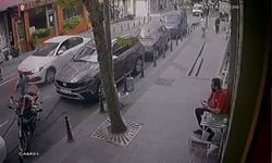Bayrampaşa’da otomobil bakkaldan koşarak çıkan küçük çocuğa çarptı