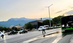 Belediye otobüsünden dökülen yakıt sürücülere zor anlar yaşattı