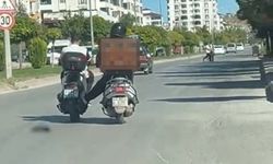 Benzini biten motosikleti ayağıyla itti