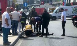 Beyoğlu’nda yağ dökülen yolda motosikletli kayarak düştü