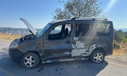 Bilecik’te kamyon ile hafif ticari aracın kafa kafaya çarpıştı, 2 yaralı