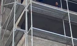 Binadan atlamak isteyen şahsı, itfaiye ekipleri ikna etti