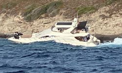 Bodrum’da motoryat, servis botuyla birlikte karaya vurdu